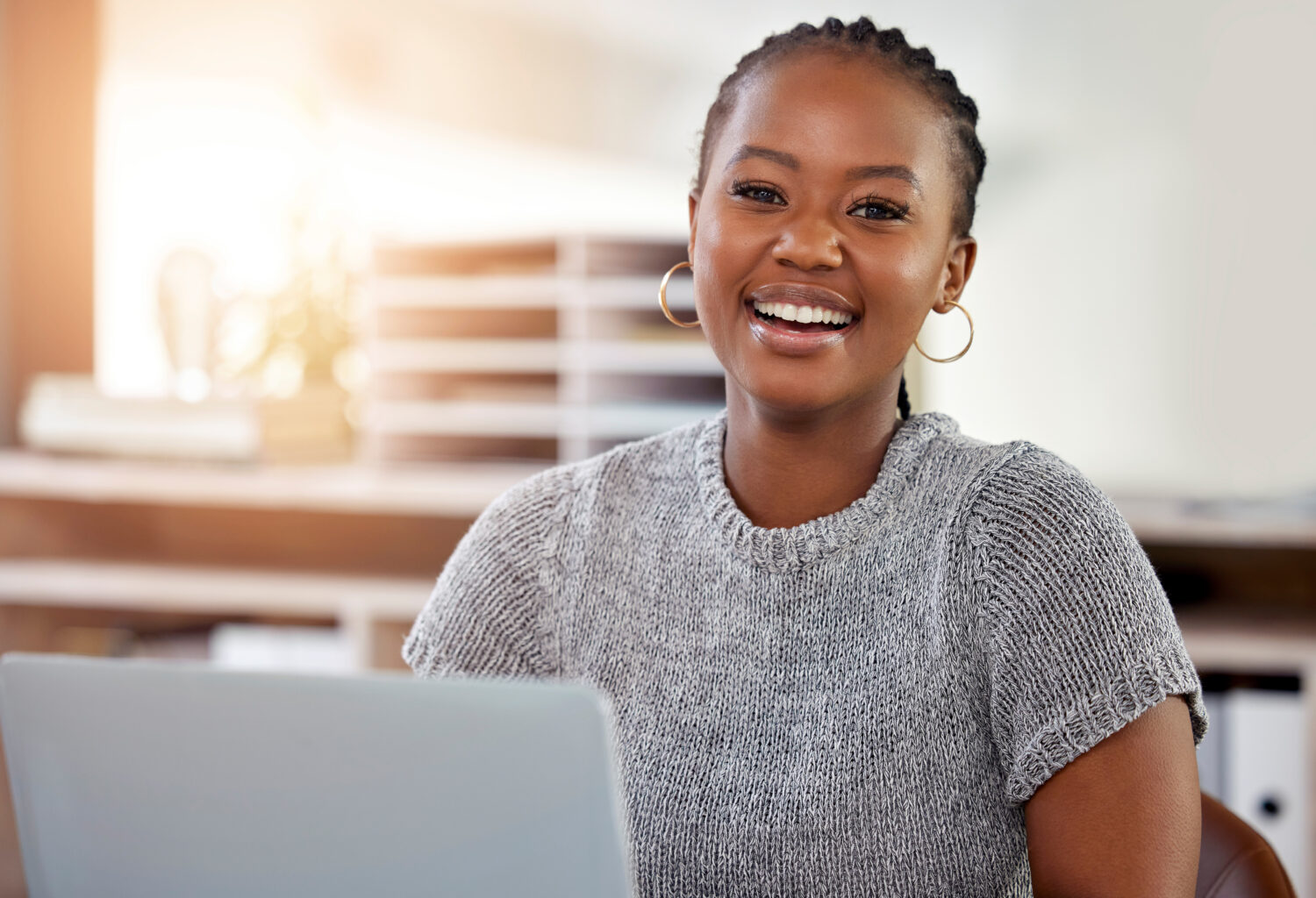 Woman using a laptop to pursue her career goals in veterinary technology through the flexible DEVTP online program.